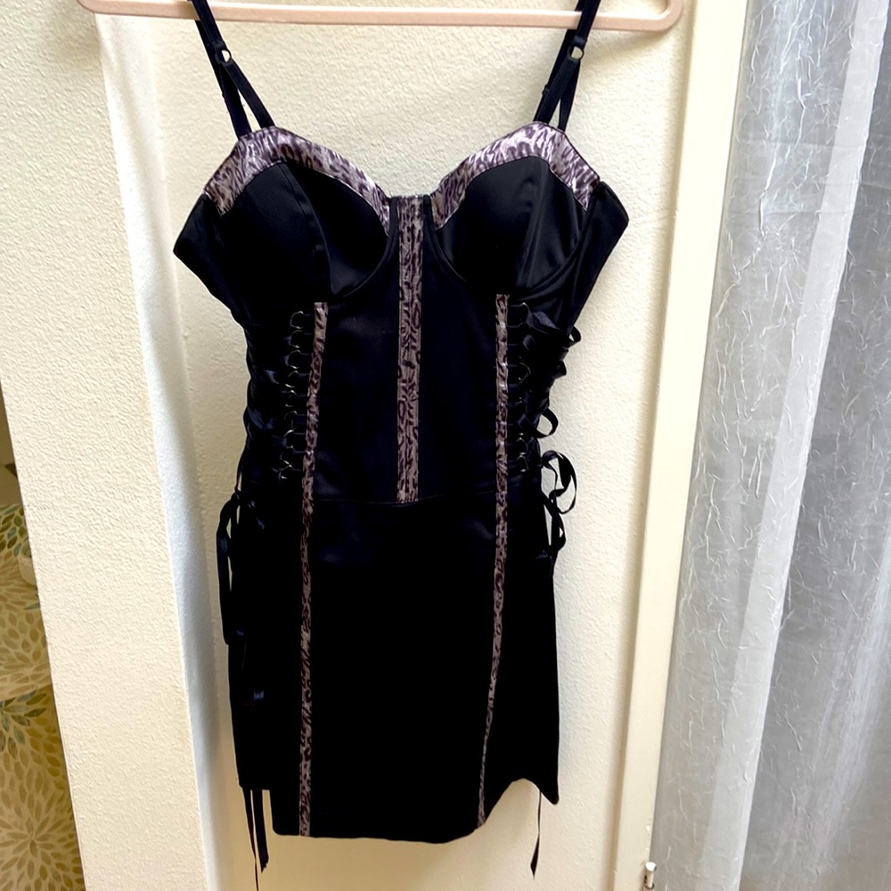 Guess stretchy bustiers dress with a zipper in the back and adjustable straps